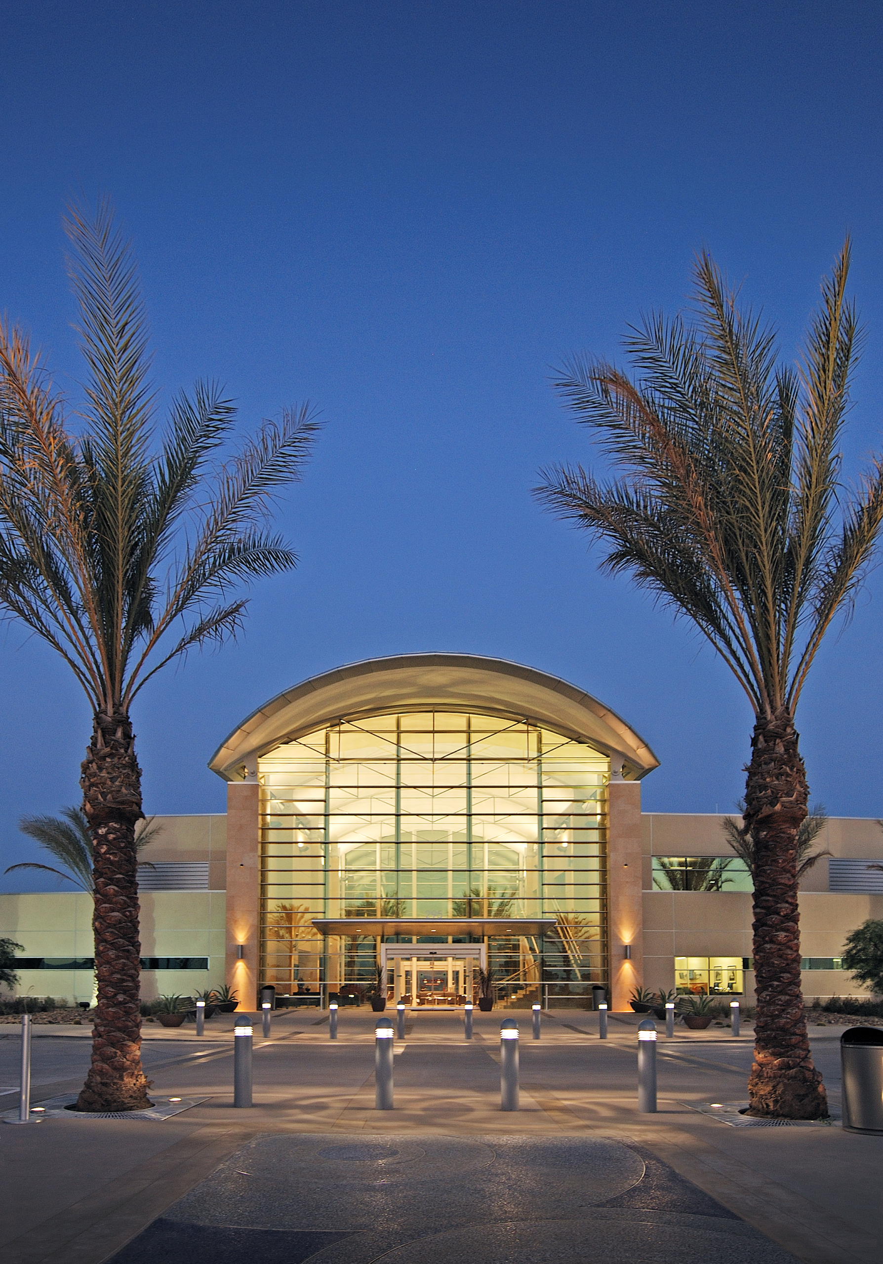 Exterior_Parkingside_Night